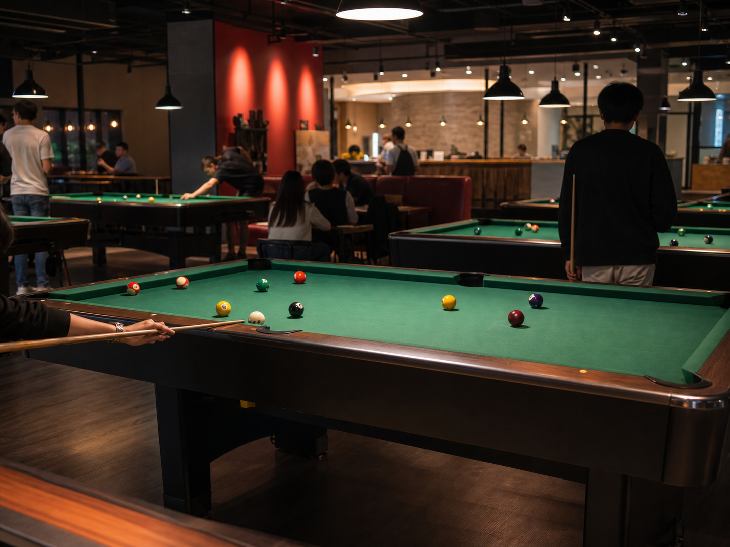 Detail meja billiard DETIK11 dengan bola pool dan cue stick
